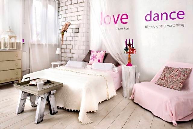 ungdomsrum-design-idéer-vägg-talesätt-klistermärken-tjejer