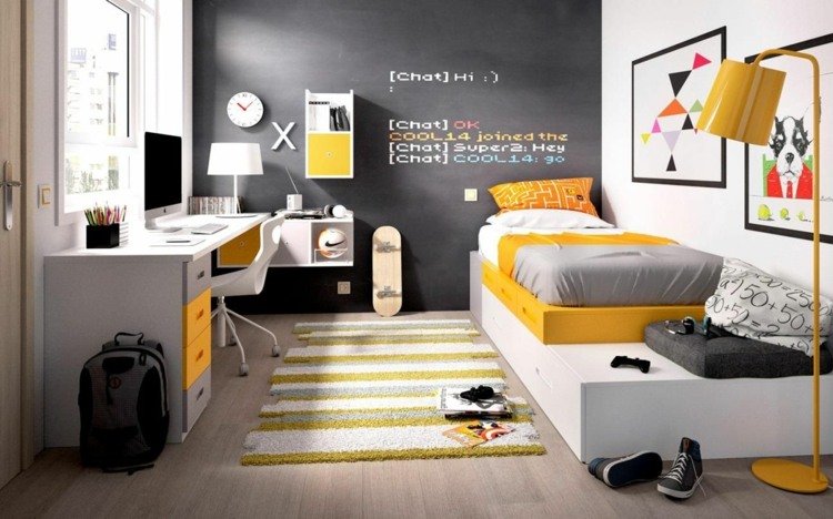 Pojkrum i vitt, gult och svart med säng och skrivbord
