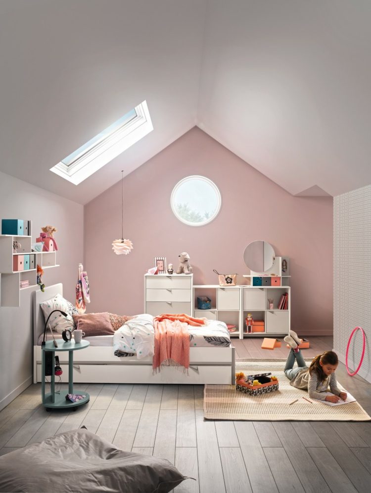mysigt ungdomsrum med sluttande tak och en vägg i rosa