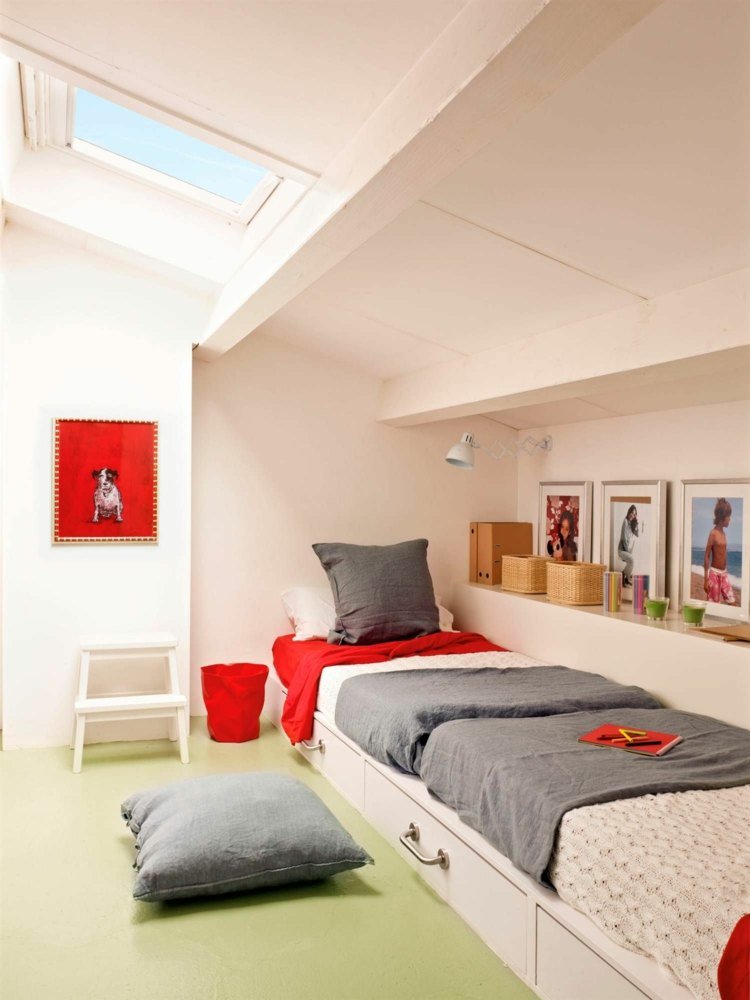 Idé för ett dubbelrum med sluttande tak i vitt, rött och grått