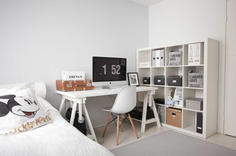 Ikea interiör i skandinavisk stil med skrivbord och hylla