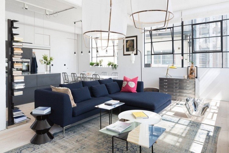 vardagsrum-idéer-bachelorette-lägenhet-antracit-soffa-kök-hängande-lampor-industriell-design