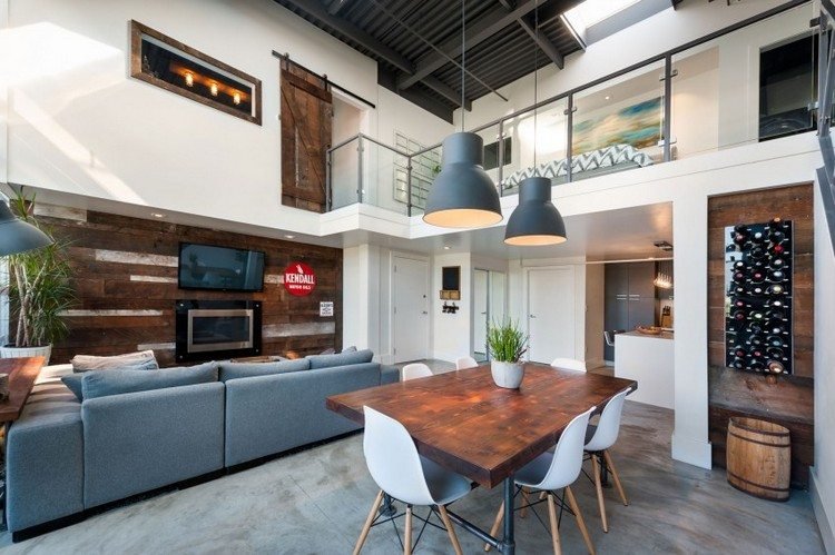 vardagsrum-idéer-bachelorette-lägenhet-industriell-design-trä-väggbeklädnad-grå-soffa