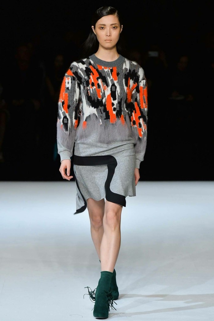 grå-klänning-med-asymmetrisk-mönster