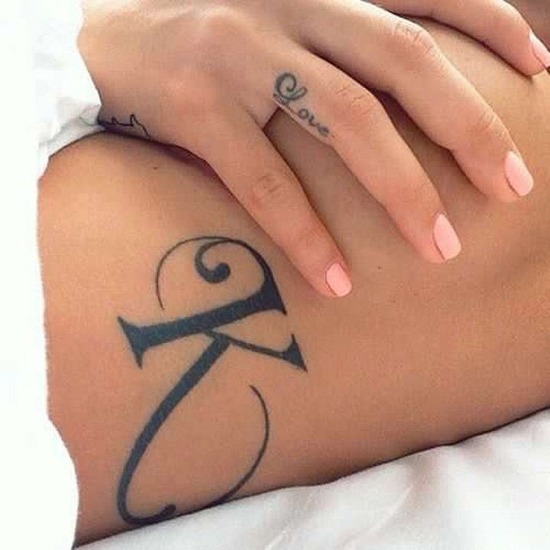Ευέλικτο τατουάζ Κ στο μηρό