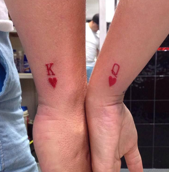 K Couple Tattoo στην πλευρά των καρπών