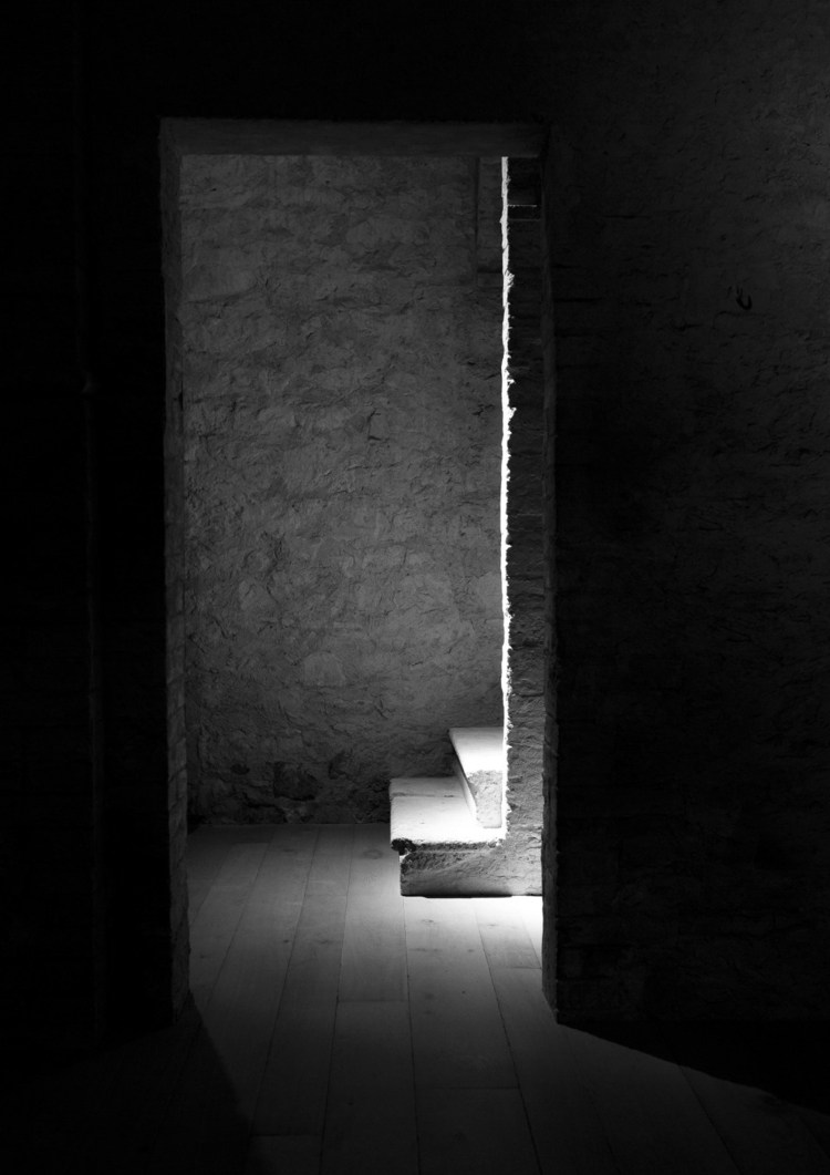 trådlös-lampa-belysning-sten-vägg-medelhavet