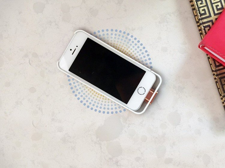 trådlös laddning-corian-bänkskiva-iphone-laddningsväska-vit