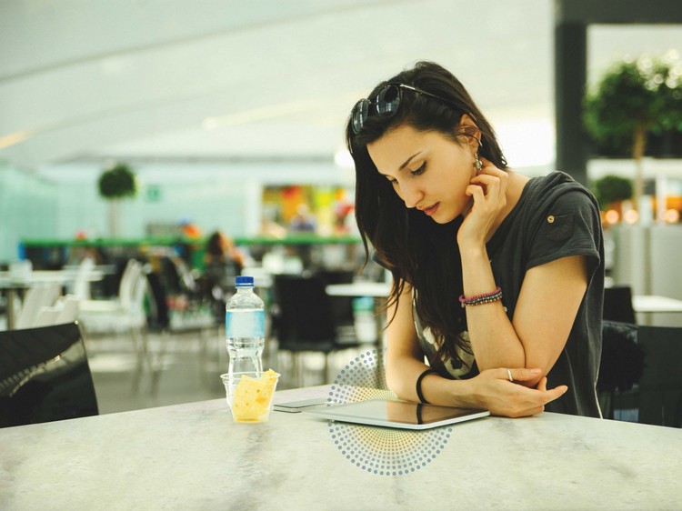 trådlös laddning-corian-bord-topp-restaurang-ipad-dröjer sig kvar