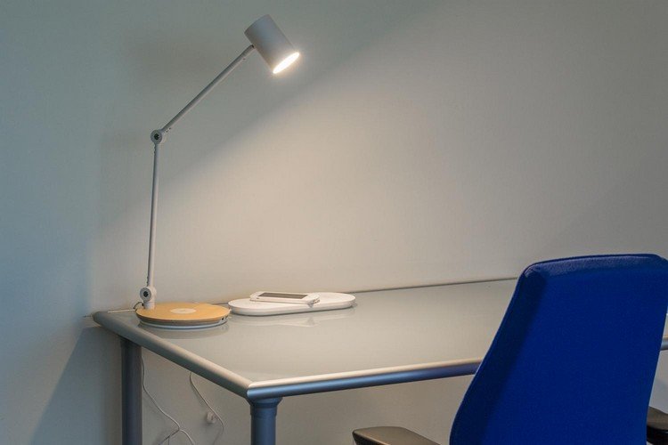 trådlös laddning-ikea-möbler-bordslampa-arbetsyta-utan trassliga kablar