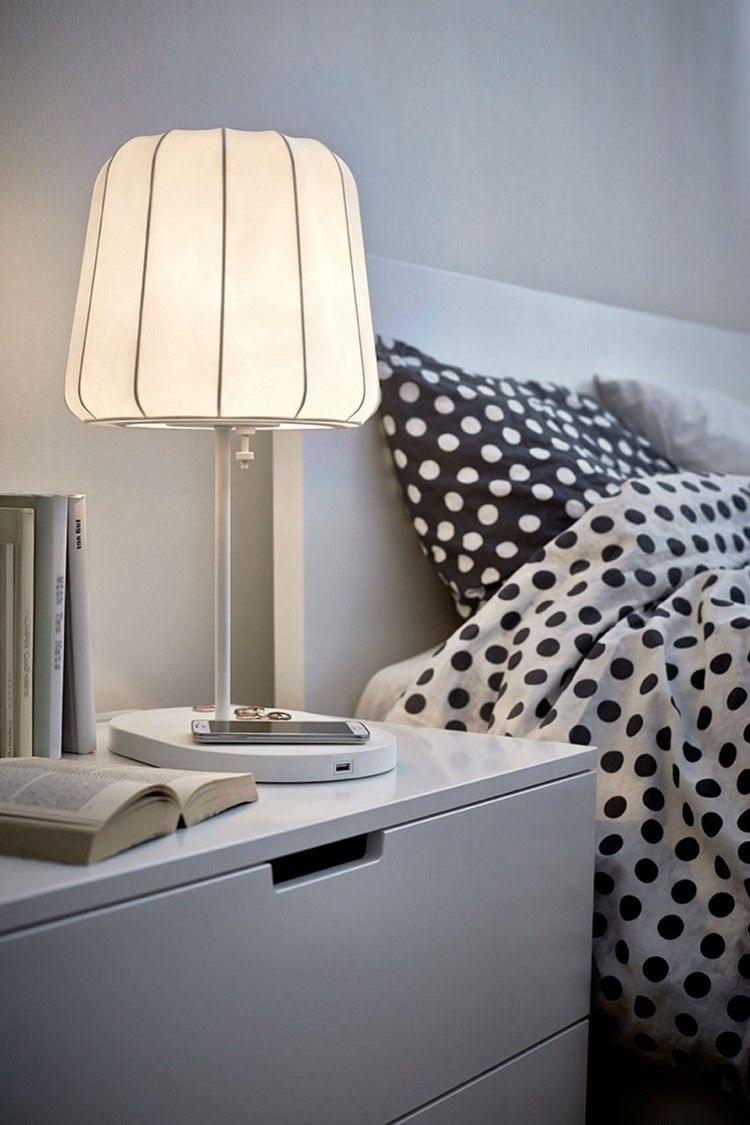 trådlös laddning-ikea-möbler-sänglampa-vit-byrå-sovrum