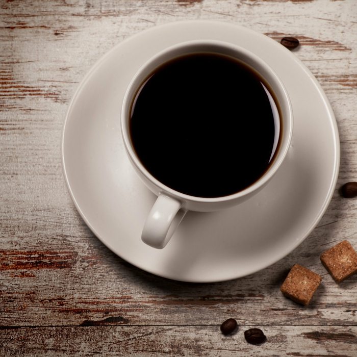kaffemaskin svart kopp kaffebönor fat