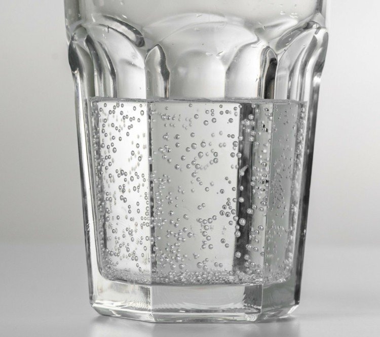 ta bort kaffefläckar glas-full-vatten-kolsyrad-vätska-drick-ren-upplös