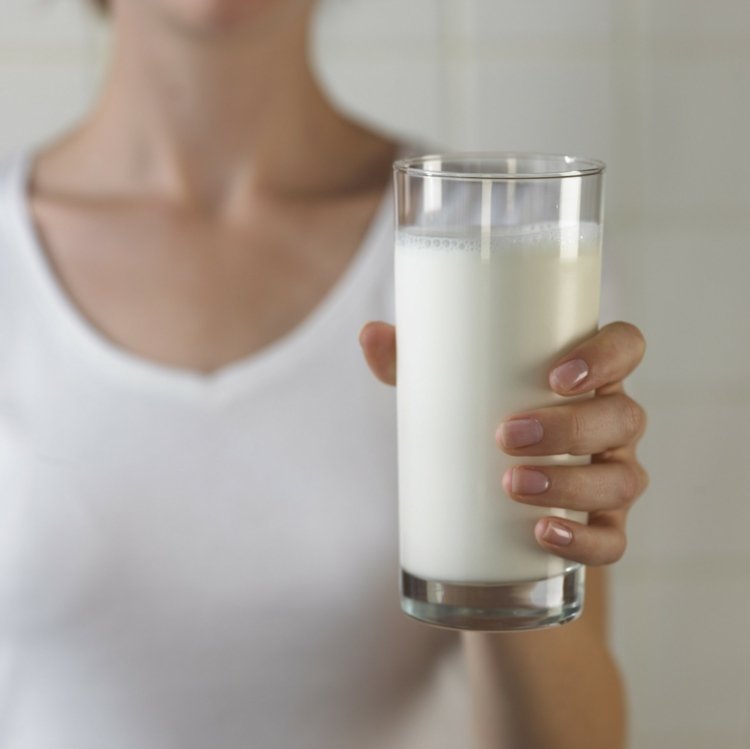 ta bort kaffefläckar kvinna-glas-full-mjölk-vätska-blus-vit-hand-naglar