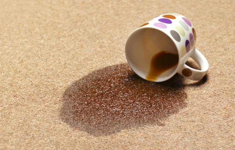 kaffe-fläckborttagning-kopp-kaffe-svart-vänd-matta-golv-vätske-sugande-i-våt