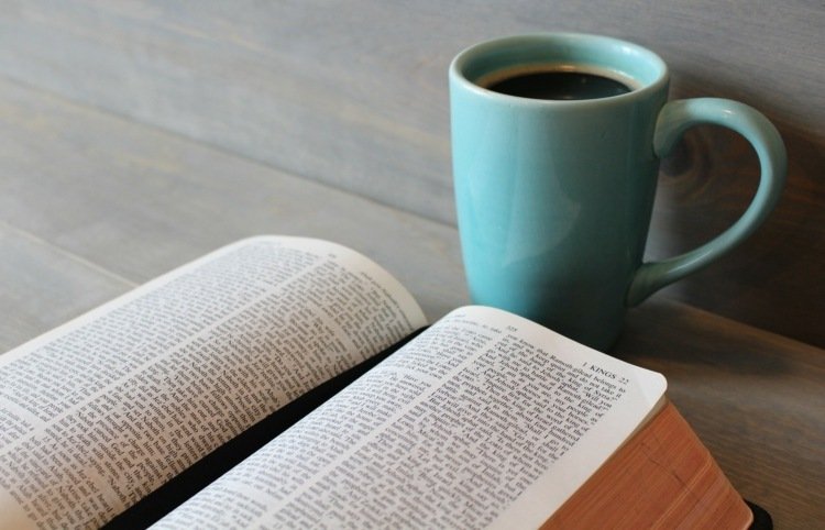 kaffe-fläckborttagning-kaffekopp-blå-varm-dricka-svart-kaffe-arbetsyta-bok-text-tryckt