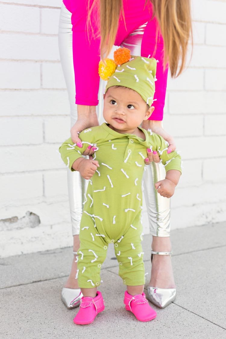 Babykaktus med hatt som tillbehör till karneval