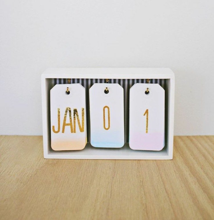 kalender-design-skrivbord-kalender-kartong-färg-krok