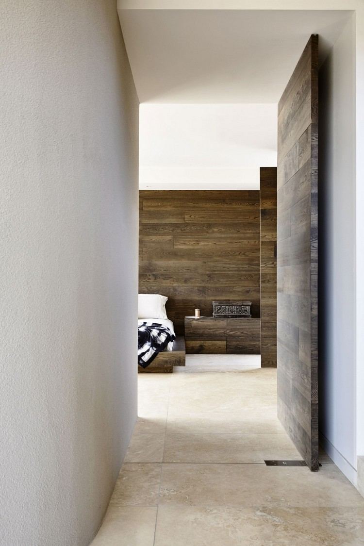 Kalksten-kakel-golv-sovrum-svängdörr-vägg-dekoration-mörkt trä
