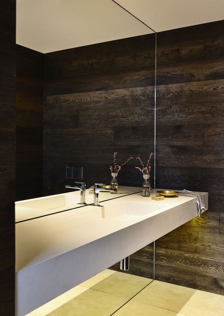 Kalksten-golv-badrum-spegel-vägg-vit-handfat-mörk-trä-vägg design