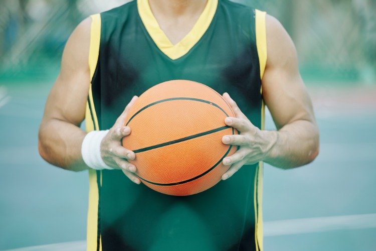 sportig basketspelare med boll på planen