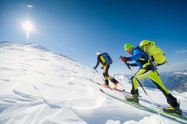 Springa i snön eller åka skidor som en vintersport för att bränna kalorier