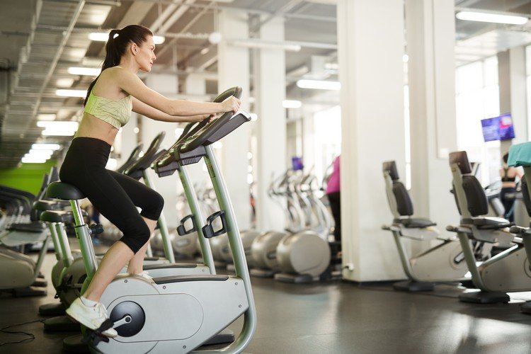 Kaloriförbrukning Gym Cardio eller styrketräning för viktminskning Fitness träning för kvinnor