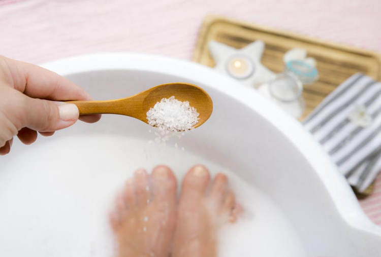 Värm upp kalla fötter med ett fotbad med Epsom salt