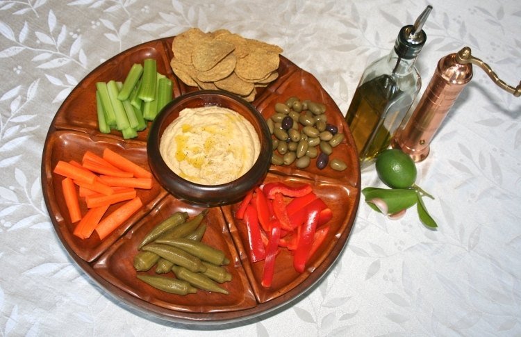 Garnera kalla tallrikar -vegetariska-oliver-grönsaker-humus-servera