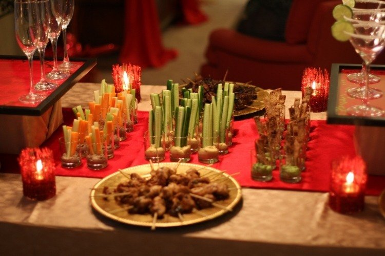 kallt fat-garnering-små-glas-tequllaglaeser-skida-grönsaker-sousse-snacks