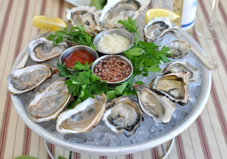 kall tallrik-garnering-mussla-glass-skål-sås-kryddor