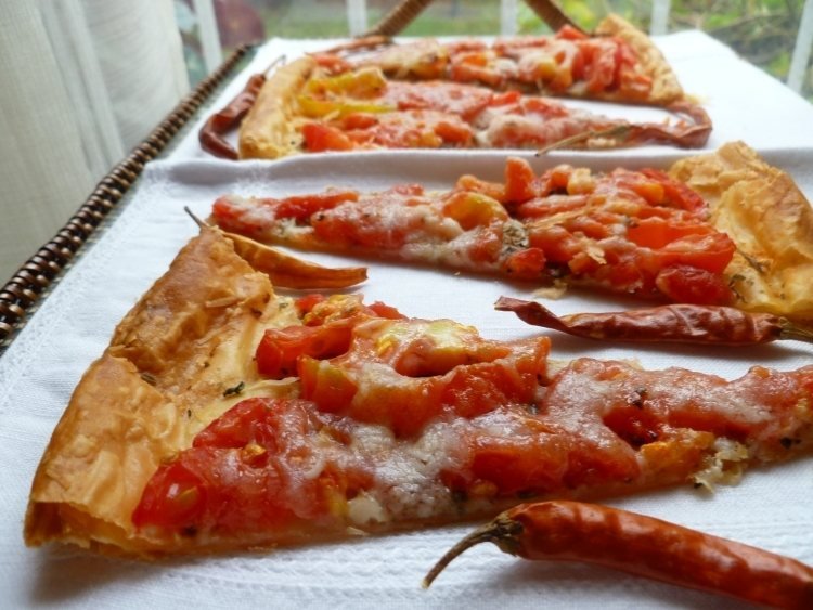 kall-tallrik-garnering-tomat-chili-pizza-servering-trevligt-hemlagad