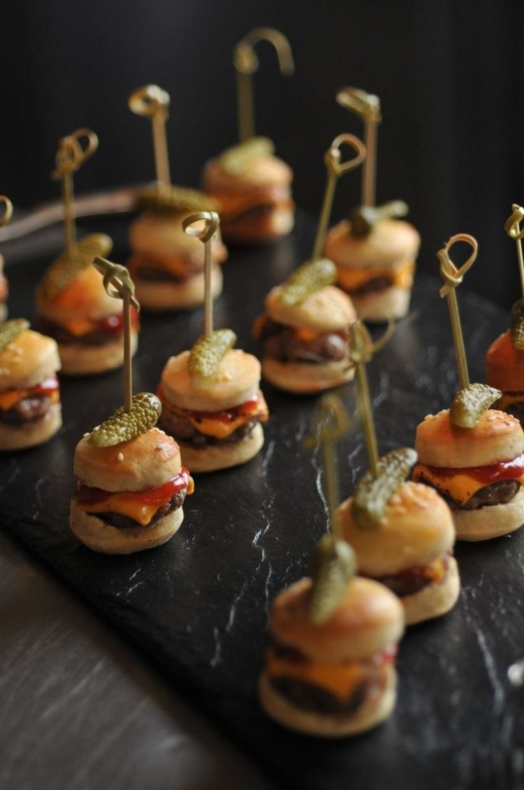 Kalla tallrikar garnerar -mini-burger-snacks-fest-sur-gurka-utsökt