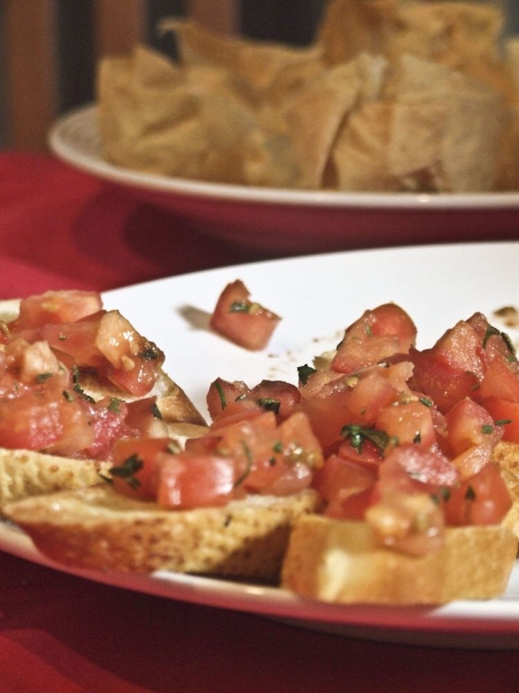 kallt tallrik-garnering-tomat-bruschetta-basilika-fest