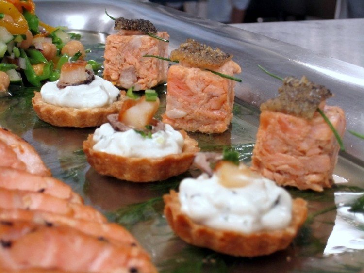 kall-tallrik-garnering-fisk-snacks-dekoration-tonfisk-lax