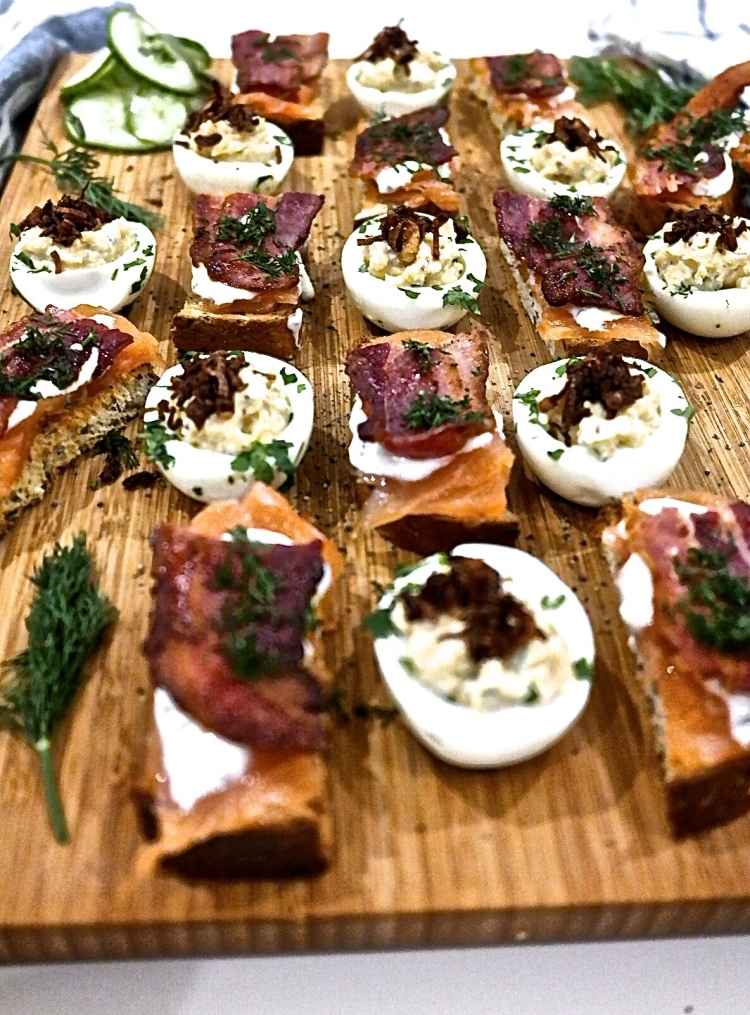 kall-tallrik-garnering-ägg-bacon-kryddor-bröd-blandad-servera