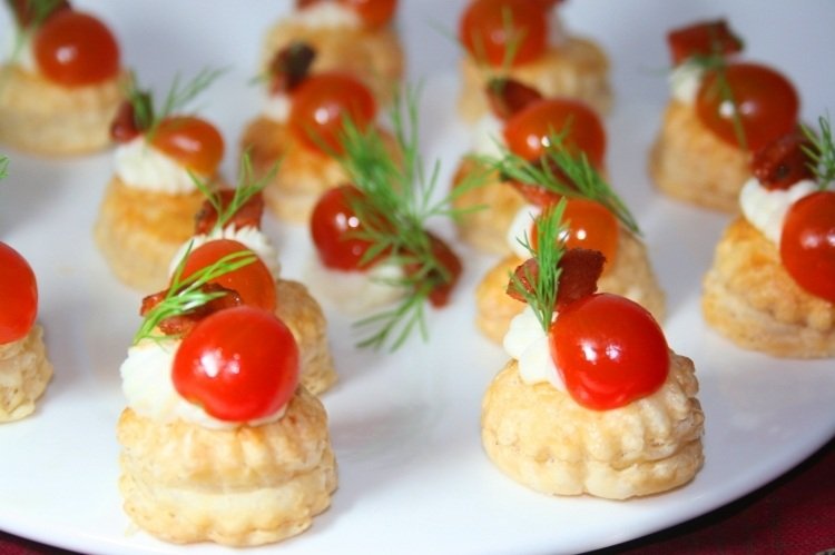 Kalla tallrikar garnera -tomat-mellanmål-bröd-mozzarella-körsbärstomat-dill