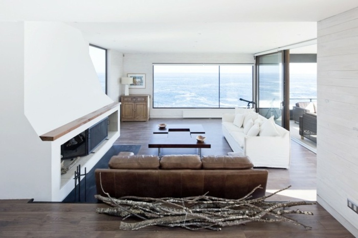 Hus-vid-havet-med-öppen spis-lädermöbler