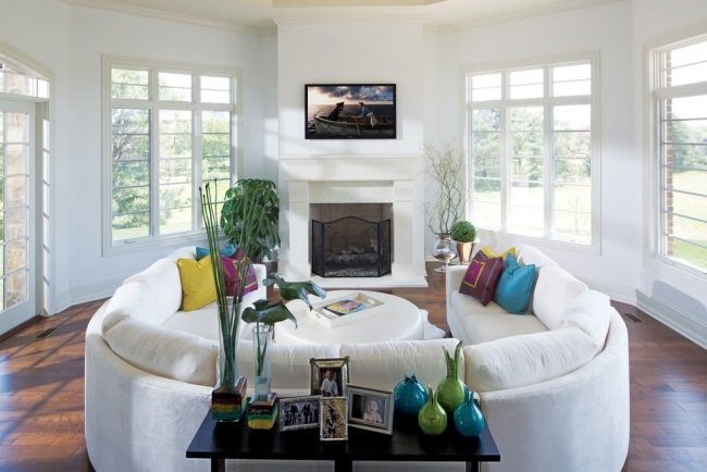 vedspis vardagsrum vit soffa färgglada stänk av färg