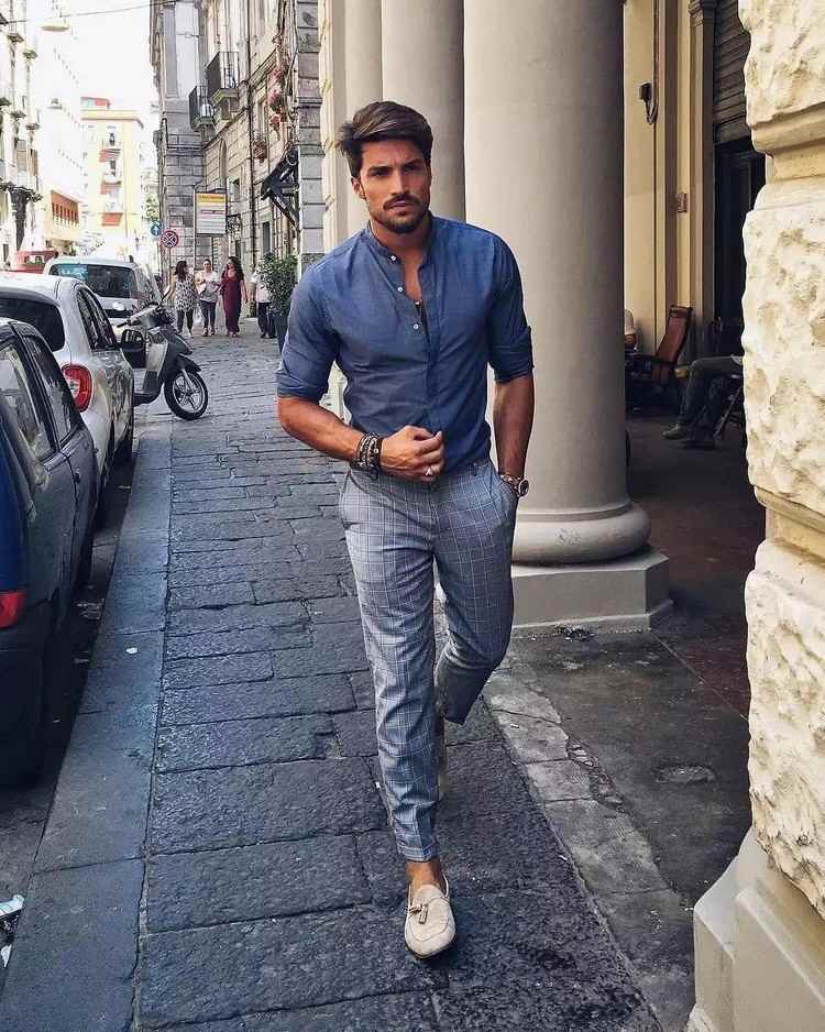 italiensk elegant stil med grå rutiga byxor och denimskjorta mockasiner sommarkläder
