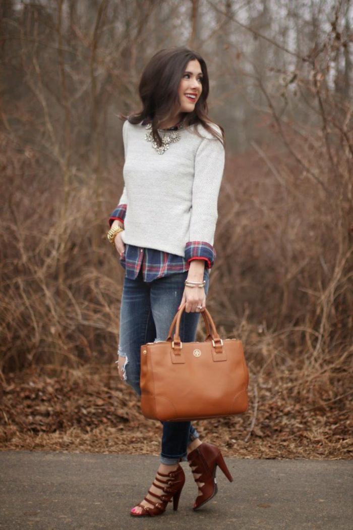 Jeans-med-en-brun-handväska-och-rutig skjorta