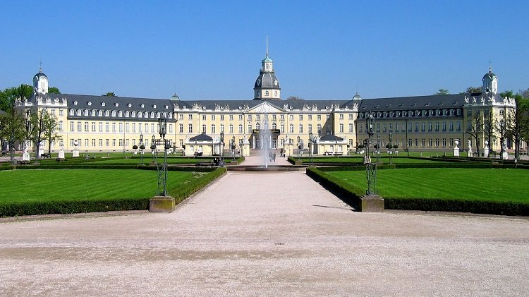 Karlsruhe slott semester i Tysklands vackraste städer
