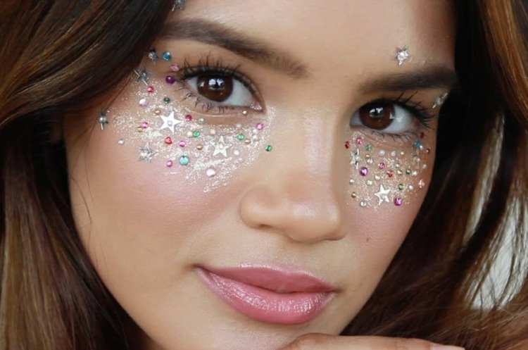 karnevalsmink med glitterpulver asteriskor paljetter kvinna