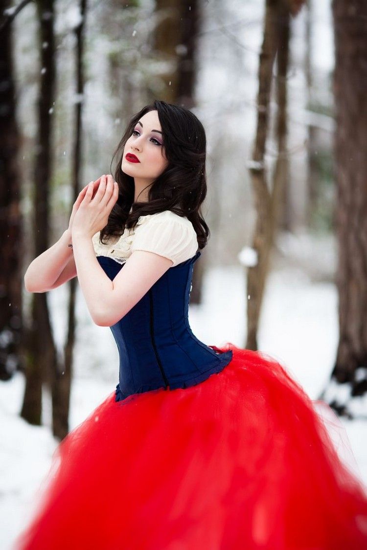 Karnevalskostymer 2015 snövit-röd-tyll-kjol-blå-korsett