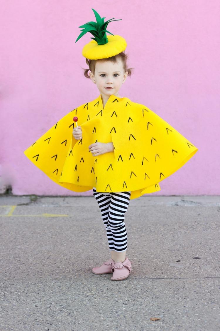 Ananasförklädnad för unga och gamla med en hemgjord poncho av gul filt