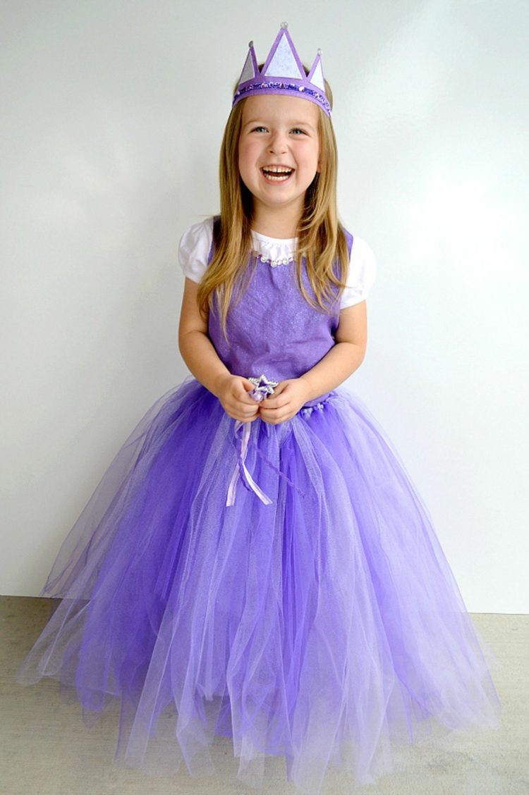 Prinsessa med en lila tyllkjol och en papperskrona - idéer och instruktioner att imitera