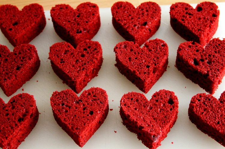 röd-hjärtformad-box-tårta