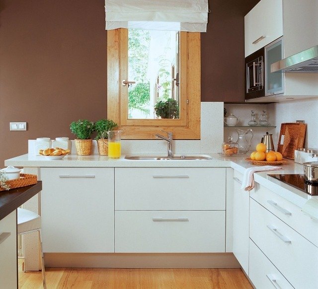 kök färger idéer choklad brun-trä golv-fönsterramar-vit-köksmöbler