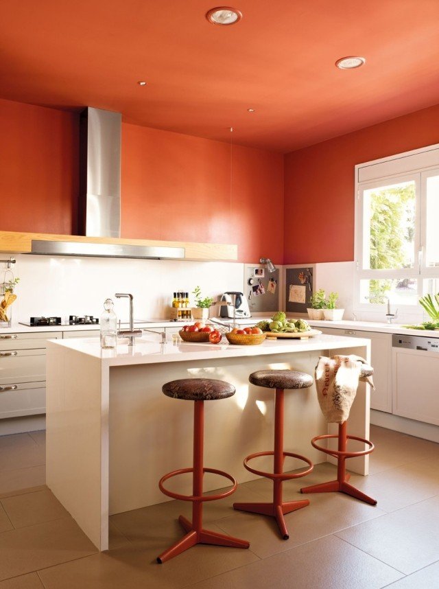 kök-färger-idéer-vitt-kök-möbler-orange-terrakotta-tegel-rött-tak