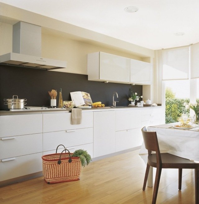 kök-färger-idéer-vitt-kök-rad-magnolia-vägg-färg-svart-stänk-skydd-matt